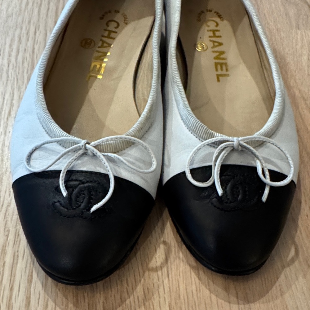 CHANEL Women's Black and white  Loafers - Picture 4 of 5